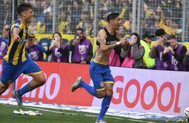 Ángel di María celebra su gol ante Boca Juniors, con el cual logró el empate 1-1 en Rosario.
