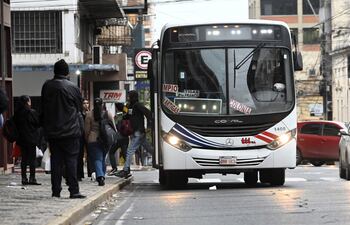 Choferes de Asunción y el Área Metropolitana irán a huelga la próxima semana.