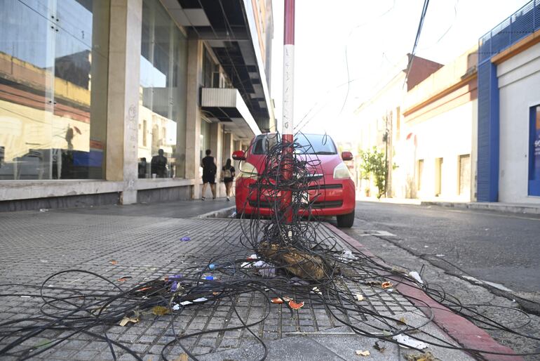 Las veredas del microcentro asunceno son un peligro para los peatones, debido a sus obstáculos, huecos, basura y hasta cables.