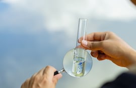 Concepto de microplásticos.