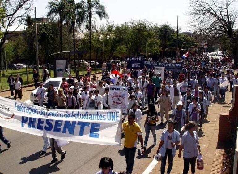 Movilización de estudiantes de la UNE.