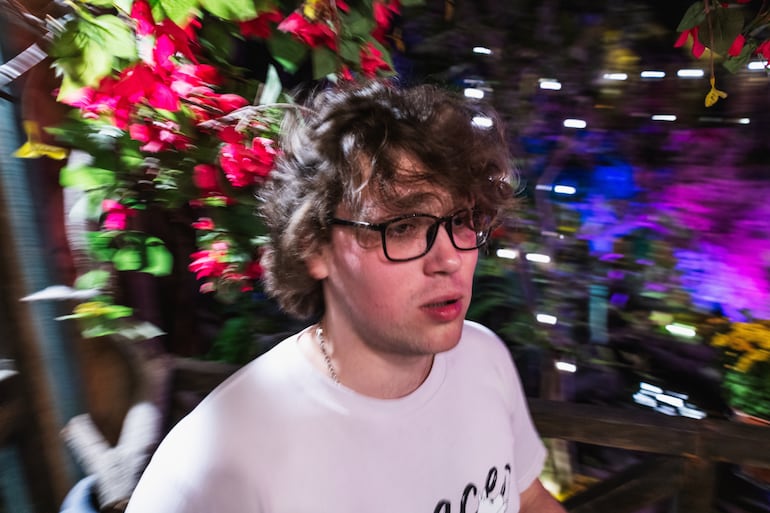 Hombre aparentemente borracho.