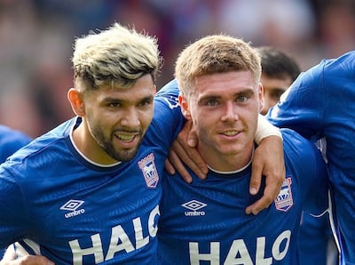 El paraguayo Julio César Enciso Espínola (22 años, izquierda), con Leif Davis, autor del segundo gol del Ipswich Town, que venció por 3-2 al Crystal Palace, por la Premier League.