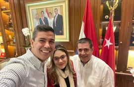 Salma Agüero posa al lado del presidente Santiago Peña  y del jefe de la ANR, Horacio Cartes.