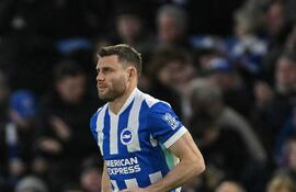 El centrocampista inglés #06 del Brighton, James Milner, entra como suplente durante el partido de la Premier League inglesa entre el Brighton and Hove Albion y el Everton en el American Express Community Stadium de Brighton, sur de Inglaterra, el 31 de enero de 2026. (Foto de Glyn KIRK / AFP)