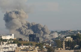 Humo sobre la ciudad libanesa de Nabatieh luego de un bombardeo israelí ayer, jueves.