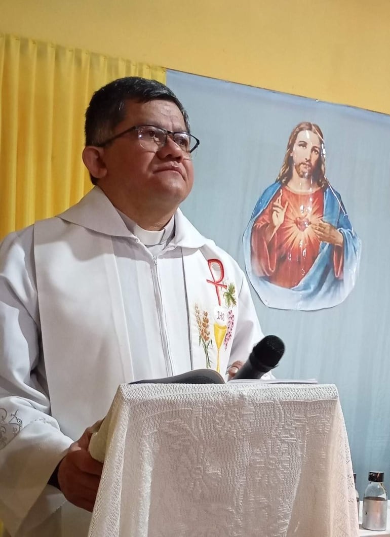 Cristino Ramos González habla desde un atril en una celebración religiosa.