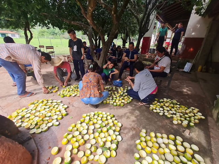 Los pobladores del barrio Virgen de Fátima, ubicados en inmediaciones del Cerro Acahay, preparan candiles para el Calvario Rape.