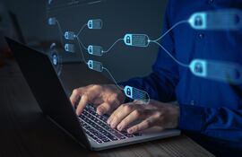 Tecnología financiera de Blockchain para asegurar las criptomonedas como bitcoin para pagos en línea y transacciones de dinero.