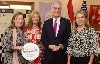 Rachel Bickford, Andrea Yankelevich, el embajador de los Estados Unidos, Marc Ostfield y Maricel Ibáñez, presidenta de la Cámara de Comercio Paraguayo Americana- AmCham.