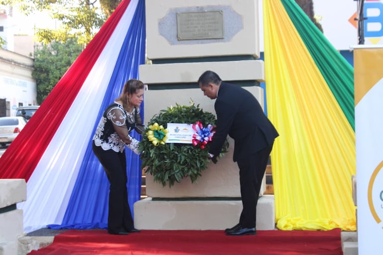 El intendente Diego Riveros, junto a la concejal Esperanza Vargas, encabezó la ceremonia de homenaje realizando la ofrenda de laureles frente al monumento al Teniente José María Fariña, en reconocimiento a su valentía y legado histórico para la ciudad.