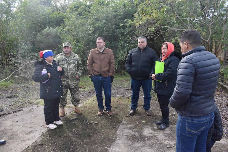 Integrantes de la Asociación de Niños de Terapia Equina de Ayolas junto autoridades departamentales y representantes de Yacyretá.