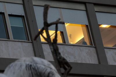 Una habitación iluminada en el Hospital Universitario Gemelli, en Roma, donde el Papa Francisco se encuentra hospitalizado desde el pasado 14 de febrero a causa de una infección respiratoria.