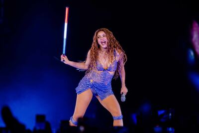 Shakira bailó, casi al inicio del show con unos bastones de luces que, en un momento, se encendieron con los colores de la bandera paraguaya.