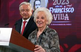 Imagen de archivo. La fundadora de las Abuelas de Plaza de Mayo de Argentina, Estela de Carlotto (d), durante la rueda de prensa matutina de la Presidencia mexicana, en el Palacio Nacional de Ciudad de México (México).