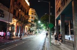 Calle Palma parcialmente sin luz en algunos puntos de alumbrado público, el viernes último, mientras miles de aficionados al fútbol copaban la capital.