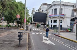 Silenciosa Asunción esperando la hs de partido.