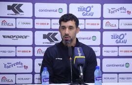 El entrenador del Sportivo 2 de Mayo, Eduardo Fabián Ledesma Trinidad (41 años), hablando en conferencia de prensa, tras la gran victoria de visitante frente a Recoleta FC.