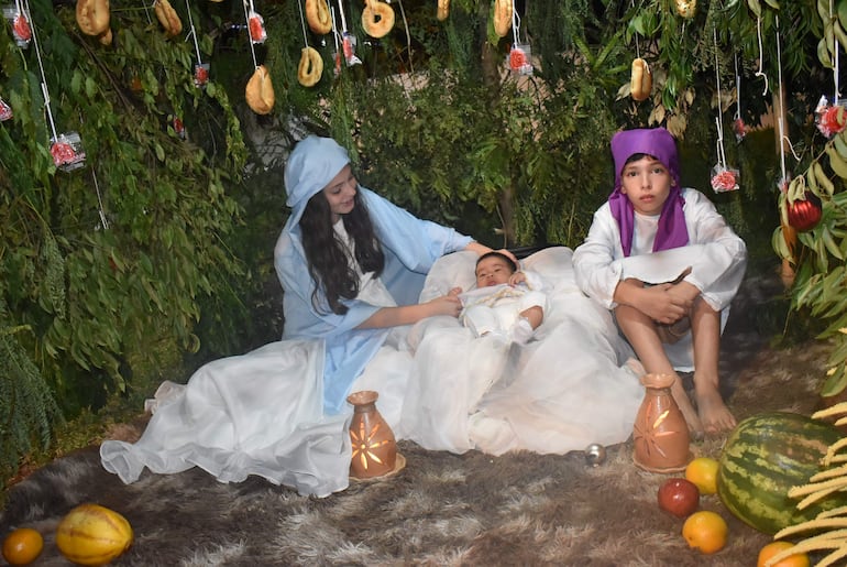 El pesebre viviente fue representado por los alumnos de la catequesis de la capilla Santa Bárbara.