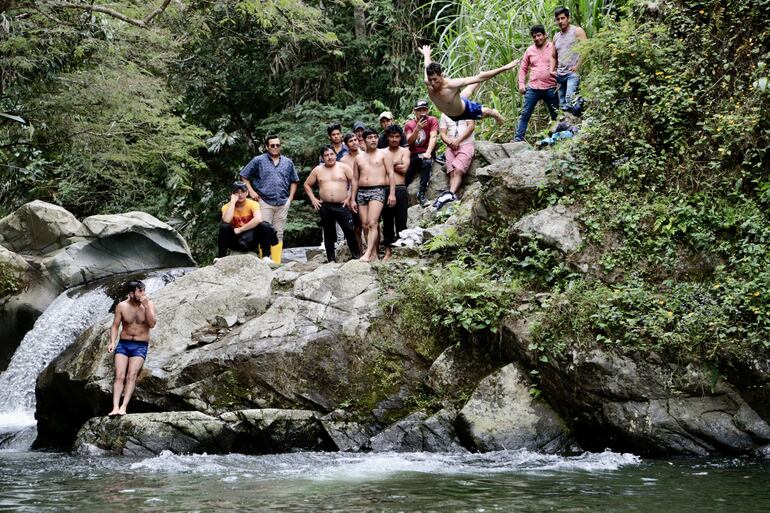 Habitantes se bañan en el río Chirapi, el 4 de agosto de 2023, en la localidad rural de Pacto (Ecuador). La reserva afronta un plebiscito para prohibir la minería legal, actividad que muchos de sus pobladores en condición de pobreza ven como una opción para mejorar sus condiciones de vida.