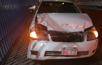 Así quedó el vehículo tras el impacto que recibió por parte del ómnibus de la Línea 79.