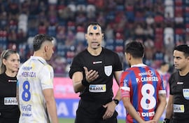 David Elías Ojeda, árbitro del clásico blanco y negro entre Libertad y Olimpia, el sábado en Tuyucuá.