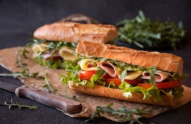 Sándwich de pan baguette.