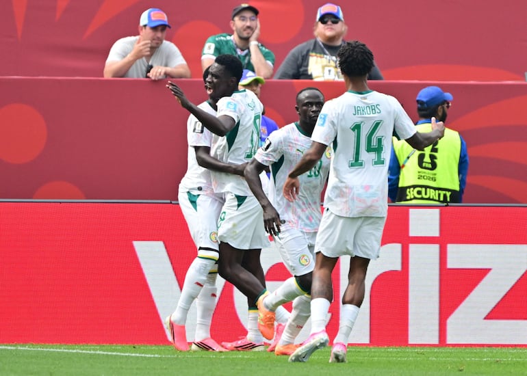 Ismaila Sarr de Senegal (c) celebra con sus compañeros de equipo tras anotar el gol del 2-0 durante el partido de la fase de grupos de la Copa Mundial de la FIFA 2026 entre Senegal e Irak, en Toronto, Canadá.