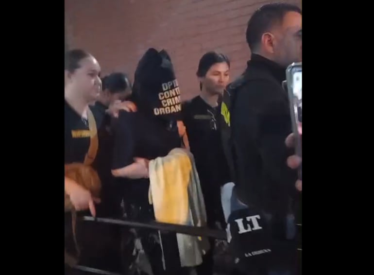 Dalia López salió encapuchada tras abstenerse a declarar.