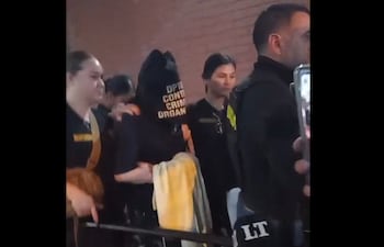 Dalia López salió encapuchada tras abstenerse a declarar.