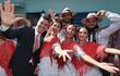 El presidente Santiago Peña posa con las galoperas de la Chacarita y bailarines.