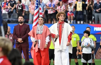 Purahéi Soul, integrado por Jennifer Hicks y Miguel Narváez, expuso la riqueza del ao po'i en la inauguración de la Copa del Mundo 2026 en Los Ángeles.