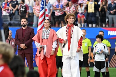 Purahéi Soul, integrado por Jennifer Hicks y Miguel Narváez, expuso la riqueza del ao po'i en la inauguración de la Copa del Mundo 2026 en Los Ángeles.