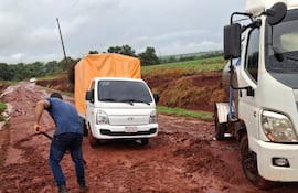 Camiones de todo tipo quedan estancados en el barro del tramo de la ruta PY21.