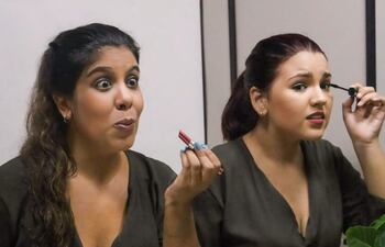 Maite Ovelar y Sofia Salazar, del elenco Camaleón Teatro, presentarán este fin de semana la obra teatral "The Rise".