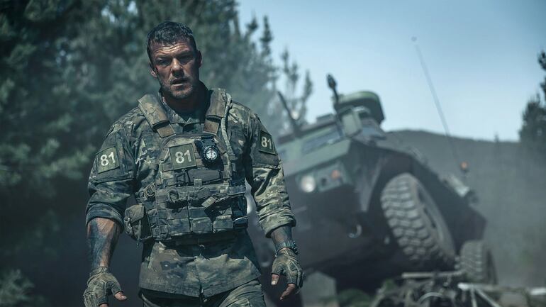 Máquina de guerra película Alan Ritchson