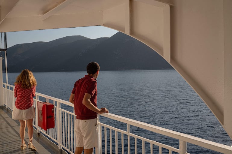 Turistas se encuentran en la cubierta de un ferry con destino a la isla de Ítaca, en el mar Jónico, el 3 de agosto de 2026.