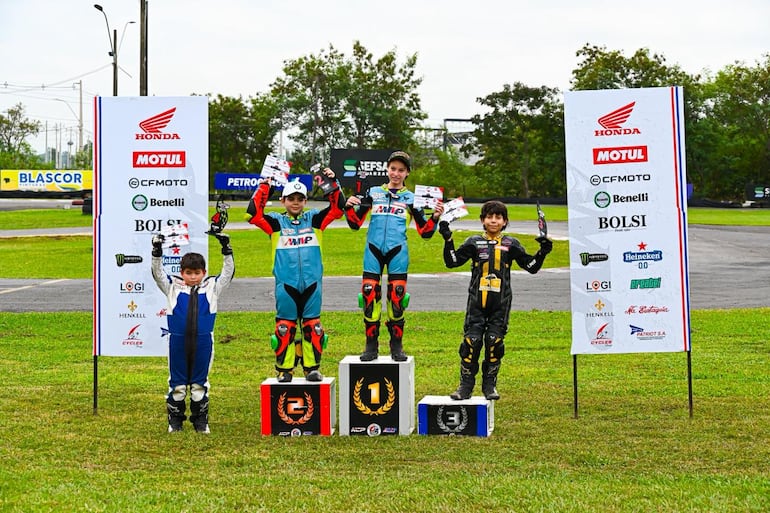 Celebración en el podio de los pilotos de la categoría GP Junior.