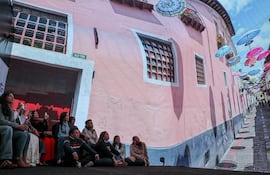 Naturaleza, arquitectura, arte, diversión, tradición, historia, aventura y gastronomía de la capital de Ecuador se disfrutan desde esta semana en la 'Casa Quito', una experiencia inmersiva que condensa, en seis minutos, lo más emblemático de la urbe, en un viaje sensorial que transforma la manera de descubrir y enamorarse de la ciudad.