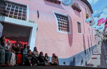 Naturaleza, arquitectura, arte, diversión, tradición, historia, aventura y gastronomía de la capital de Ecuador se disfrutan desde esta semana en la 'Casa Quito', una experiencia inmersiva que condensa, en seis minutos, lo más emblemático de la urbe, en un viaje sensorial que transforma la manera de descubrir y enamorarse de la ciudad.