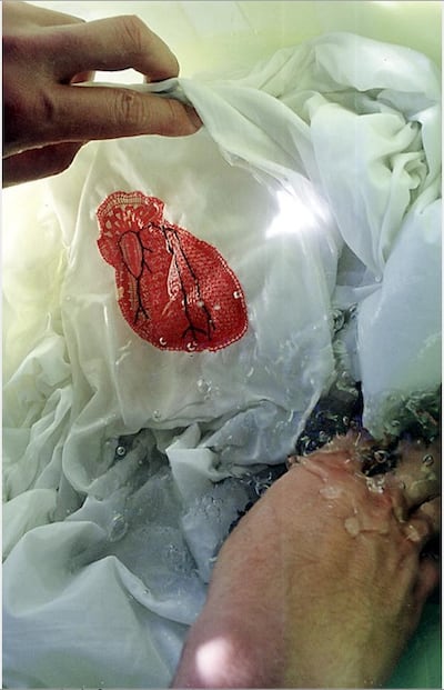 Imagen de la performance "Che rupa" de Joaquín Sánchez, Premio Matisse 2002.