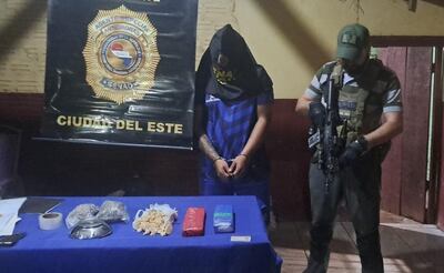 Jorge Miguel Torales aparece con las drogas que los intervinientes encontraron en su vivienda.