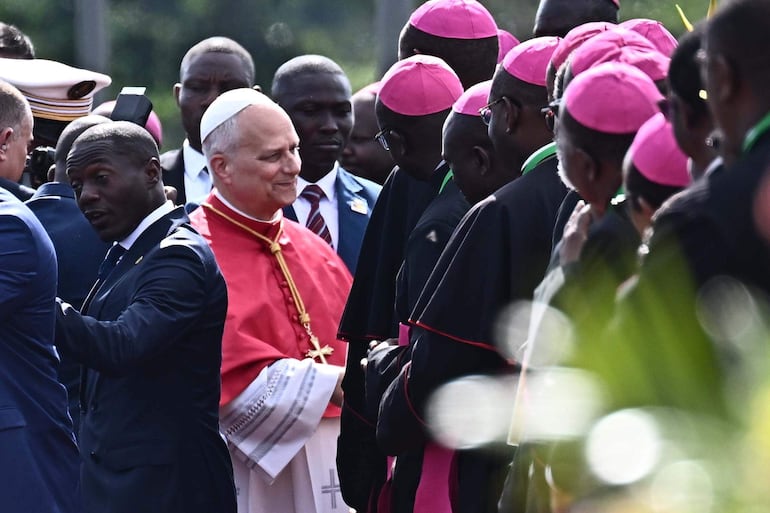 El papa León XIV es recibido por el clero en el aeropuerto internacional Yaounde Nsimalen, Camerún.