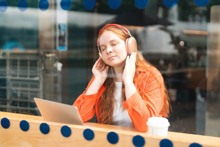 Escuchar música para foco y creatividad en el trabajo, imagen ilustrativa.