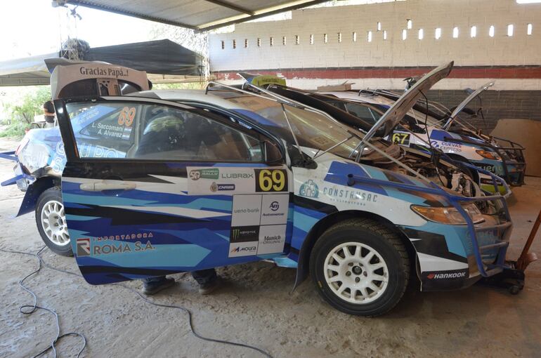 El Honda Civic de Luis Saccomani y Alejandro Álvarez recibe los últimos retoques antes de encarar desde este viernes la competencia.