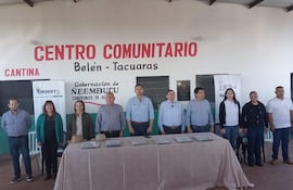 Pedro Alliana y otros funcionarios se reúnen en el Centro Comunitario Belén - Tacuaras, Ñeembucú, para tratar temas de gobernación.