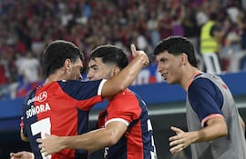 El volante creativo, Alan Soñora, celebra con Ignacio Aliseda, autor de un doblete en el triunfo de Cerro Porteño ante el Sportivo 2 de Mayo.