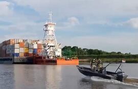 Una lancha de la Prefectura de Pilar realizando el patrullaje en la cercanía a la zona crítica del Paso Bermejo, donde este sábado se reportaban unas 15 embarcaciones que no podían franquear, sumando las que están aguas abajo como aguas arriba.
