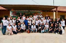 Miembros de la promoción 83 de la Facultad de Ciencias Médicas de la Universidad Nacional de Asunción, y voluntarios, en una actividad solidaria.
