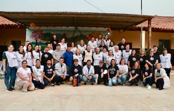Miembros de la promoción 83 de la Facultad de Ciencias Médicas de la Universidad Nacional de Asunción, y voluntarios, en una actividad solidaria.